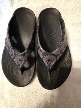OOFOS Ooahh Purple/Black Print Thong Recovery Sandals Women's Size US 6